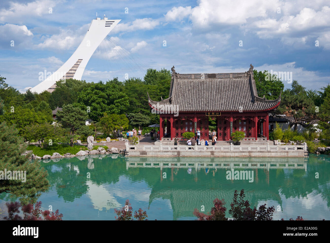 Canada, Québec, Montréal, jardin botanique, jardin chinois et à l'arrière-plan la tour du Stade Olympique Banque D'Images