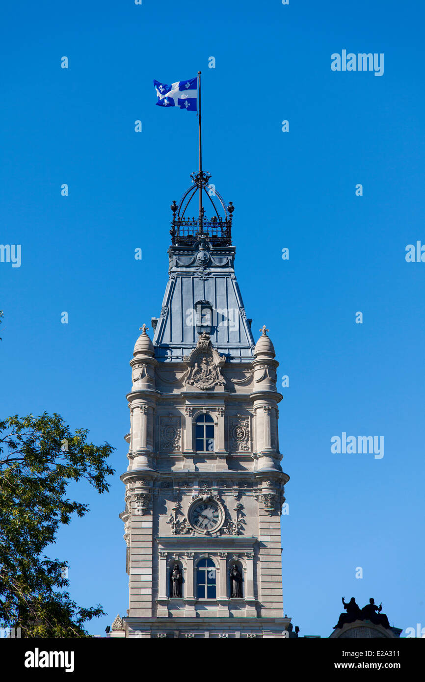 Canada, Québec, province de Québec, le Parlement, la tour et le drapeau du Québec Banque D'Images