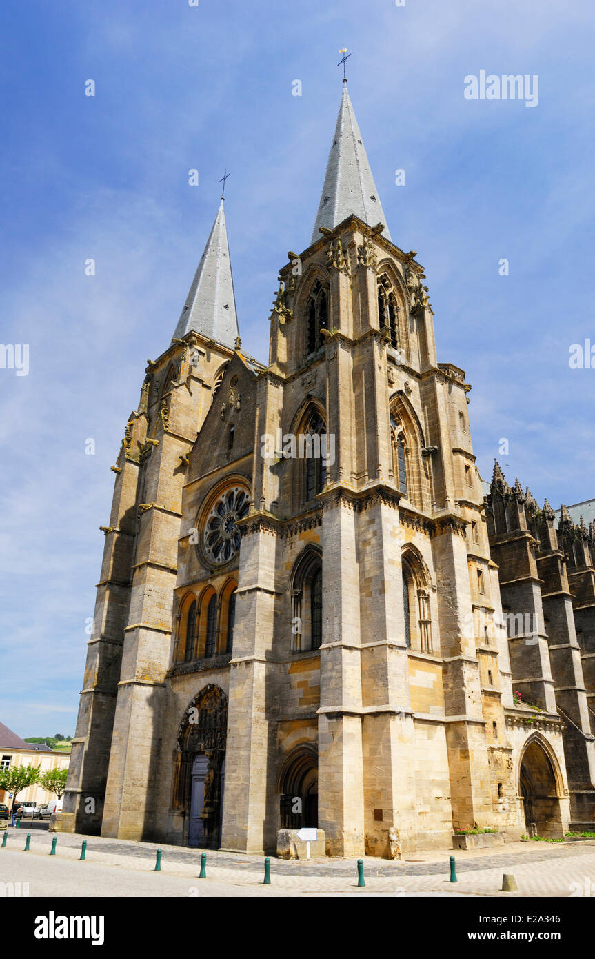 La France De L Ardennes Mouzon Eglise Abbatiale Notre Dame De Mouzon En Style Gothique Inaugure En 1212 Photo Stock Alamy