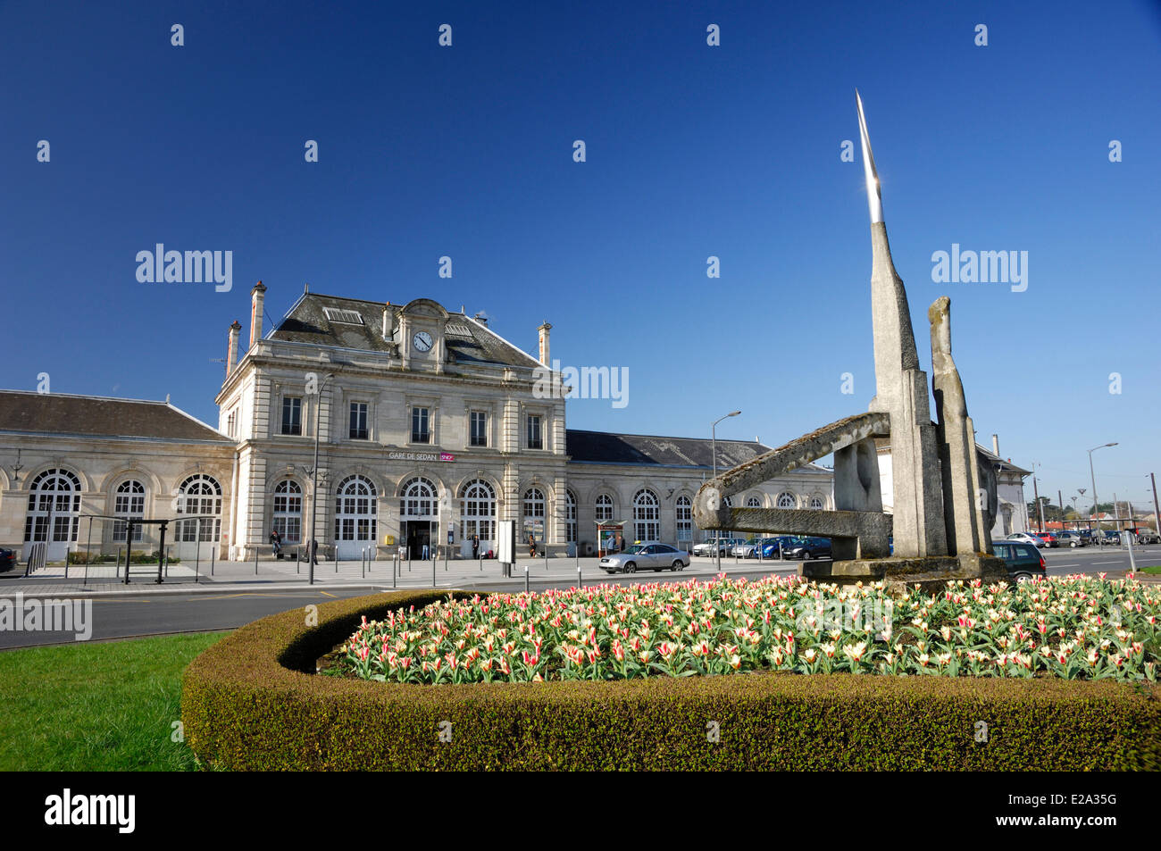 La France, de l'Ardennes, Sedan, Place de la gare, la gare de chemin de fer (SNCF) Banque D'Images