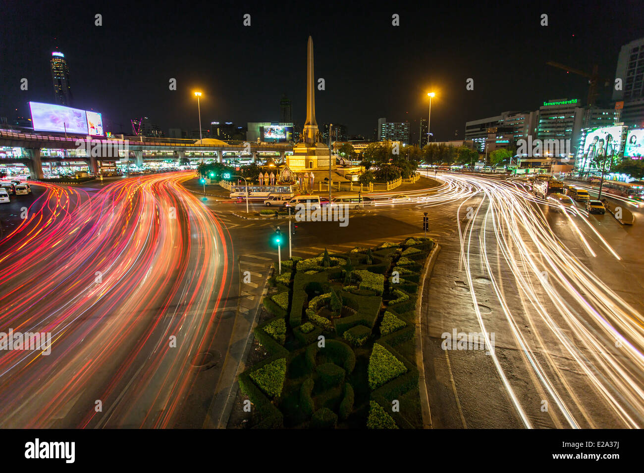 Voir les routes de la ville et de la circulation autour de Victory Monument, Bangkok, Thaïlande Banque D'Images