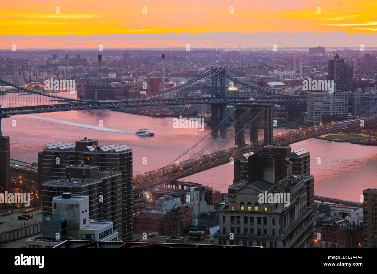 United States, New York, de Manhattan à Brooklyn, le pont de Brooklyn et Manhattan, pont au-dessus de l'East River, au lever du soleil Banque D'Images