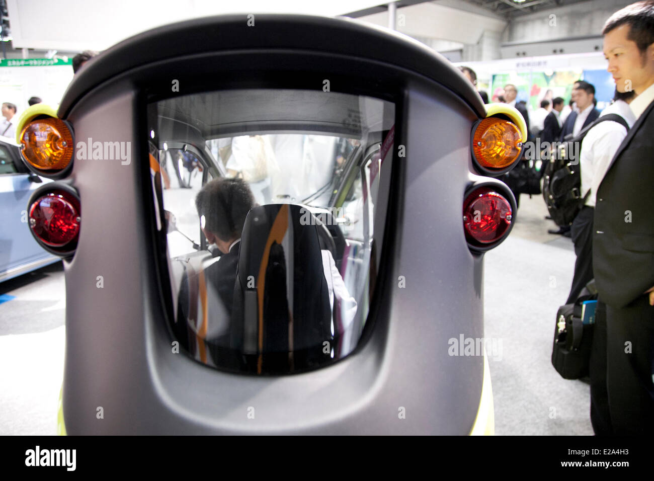 Tokyo, Japon. 18 Juin, 2014. - Les visiteurs voir le véhicule électrique de Toyota 'i-road' au Japon 2014 Smart Community à Tokyo Big Sight, le 18 juin 2014. L'exposition rassemble les dernières technologies et produits répartis en 5 catégories, l'exposition communautaire 'Smart', 'Expo de la biomasse", "véhicule de la prochaine génération, et de l'exposition "Communauté nouvellement créé 2014 Nuage', qui introduit la technologie pour le développement urbain. Cette année, 229 entreprises et organisations montre leurs produits du 18 au 20 mars. Credit : AFLO Co.,Ltd/Alamy Live News Banque D'Images