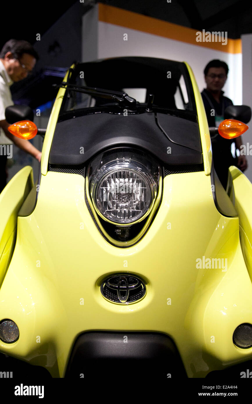 Tokyo, Japon. 18 Juin, 2014. - Les visiteurs voir le véhicule électrique de Toyota 'i-road' au Japon 2014 Smart Community à Tokyo Big Sight, le 18 juin 2014. L'exposition rassemble les dernières technologies et produits répartis en 5 catégories, l'exposition communautaire 'Smart', 'Expo de la biomasse", "véhicule de la prochaine génération, et de l'exposition "Communauté nouvellement créé 2014 Nuage', qui introduit la technologie pour le développement urbain. Cette année, 229 entreprises et organisations montre leurs produits du 18 au 20 mars. Credit : AFLO Co.,Ltd/Alamy Live News Banque D'Images