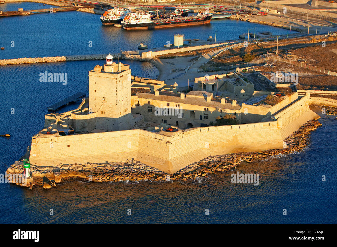 France, Bouches du Rhône, Martigues, fort de Bouc, port d'huile lavera en arrière-plan (vue aérienne) Banque D'Images