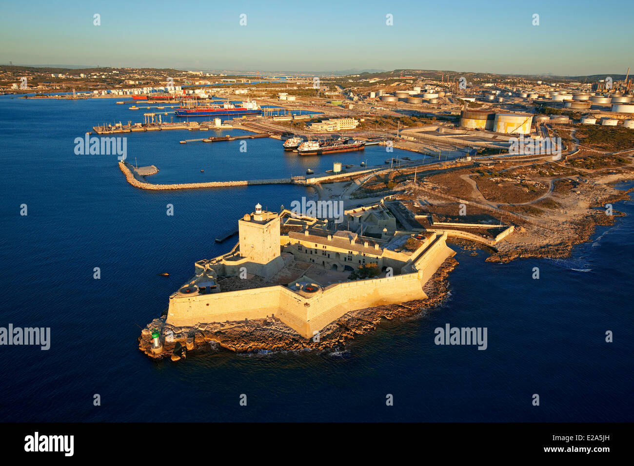 France, Bouches du Rhône, Martigues, fort de Bouc, port d'huile lavera en arrière-plan (vue aérienne) Banque D'Images