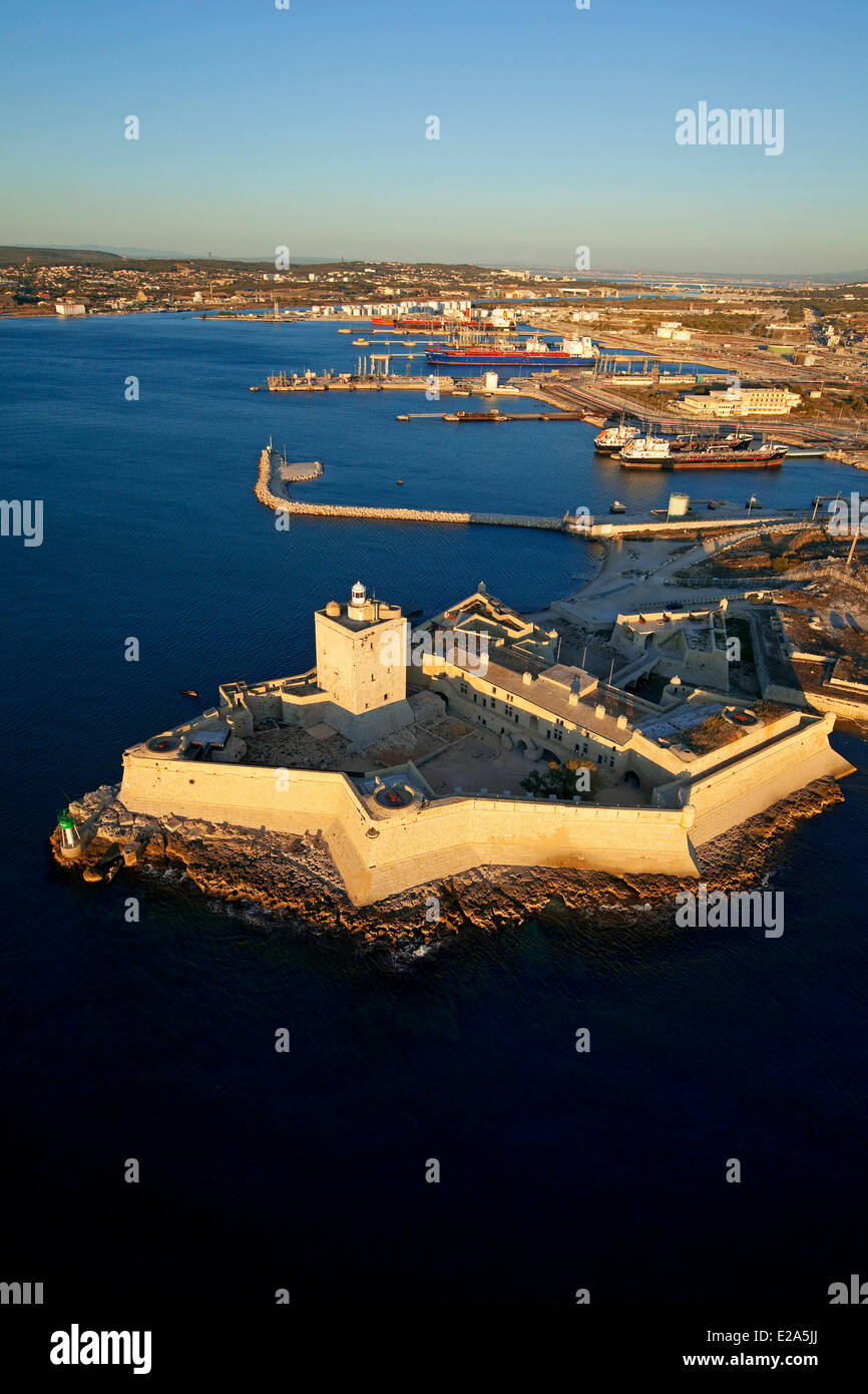 France, Bouches du Rhône, Martigues, fort de Bouc, port d'huile lavera en arrière-plan (vue aérienne) Banque D'Images