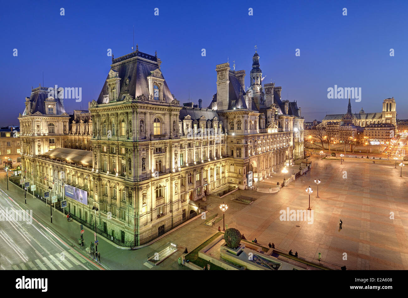 France, Paris, l'Hôtel de Ville et de la cathédrale Notre-Dame en arrière-plan Banque D'Images