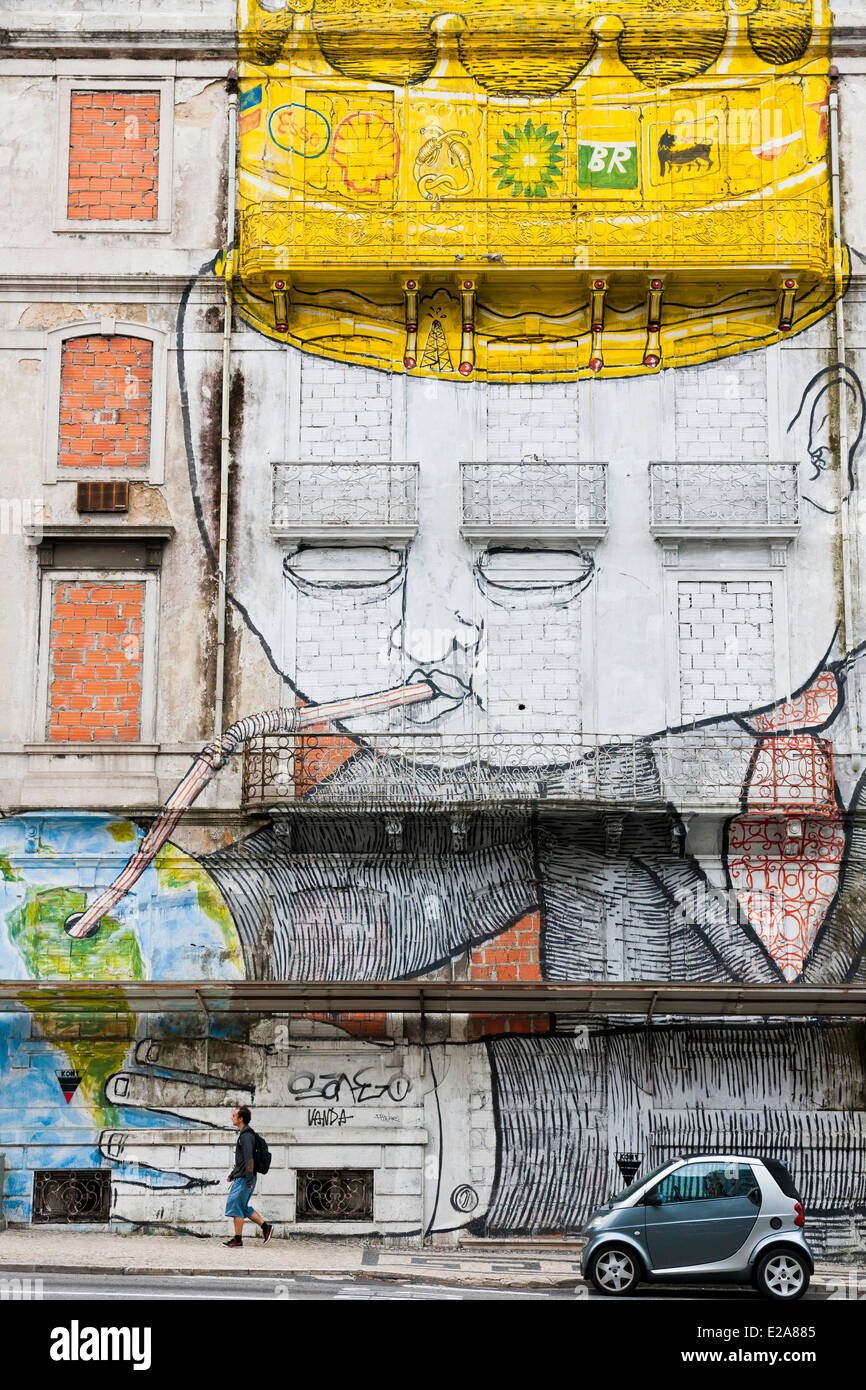 Portugal, Lisbonne, l'artiste italien BLU est jointe à la brésilienne Os  Gemeos pour réaliser une gigantesque fresque Photo Stock - Alamy