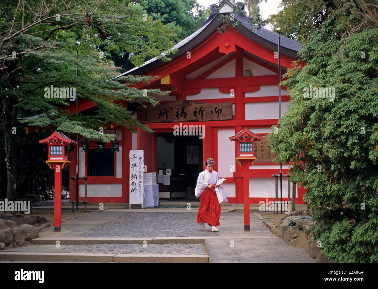 Le Japon, l'île de Honshu, région du Kanto, Nara, inscrite au Patrimoine Mondial de l'UNESCO, Kasuga Taisha Temple, Shintoïsme prêtresse Banque D'Images