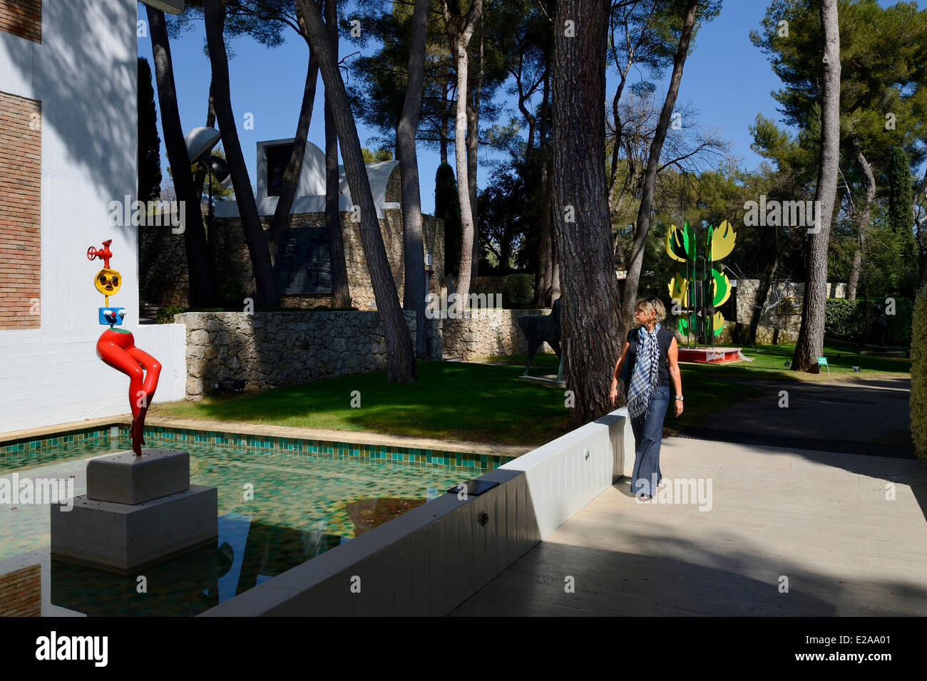 France, Alpes Maritimes, Saint Paul de Vence, Fondation Maeght, un musée d'art contemporain, sculpture jeune fille s'échapper Banque D'Images