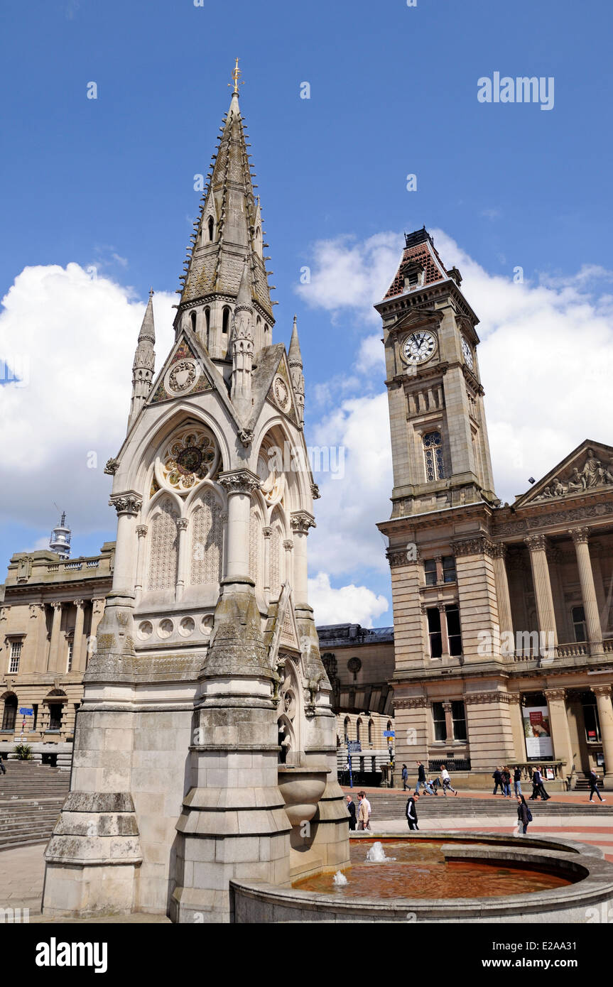 Chamberlain memorial à Chamberlain Square avec la tour de Birmingham museum and art gallery à l'arrière, Birmingham, UK Banque D'Images