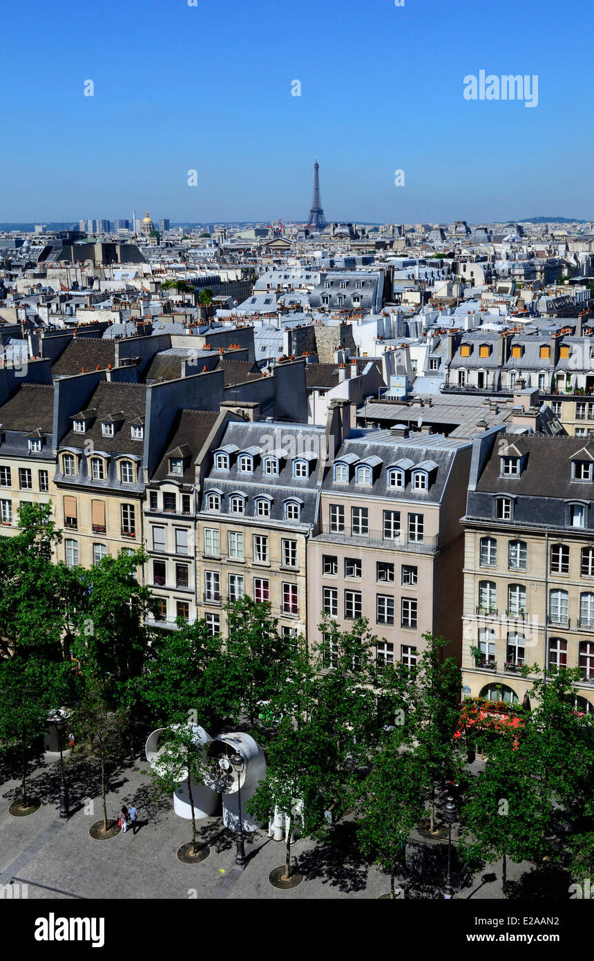 France, Paris, toits et la Tour Eiffel en arrière-plan vu du haut du Centre Pompidou ou Beaubourg, par les architectes Banque D'Images