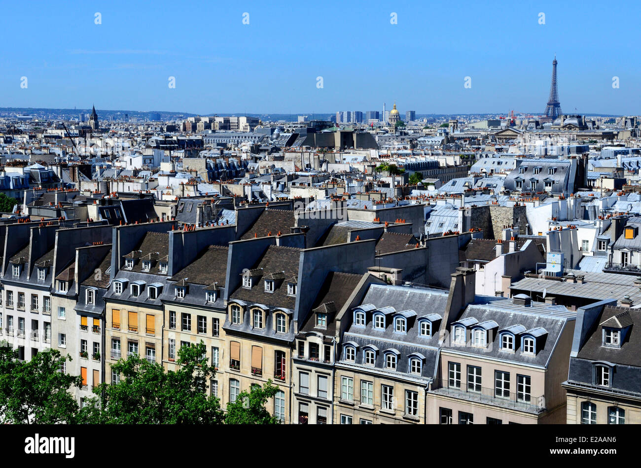 France, Paris, toits et la Tour Eiffel en arrière-plan vu du haut du Centre Pompidou ou Beaubourg, par les architectes Banque D'Images