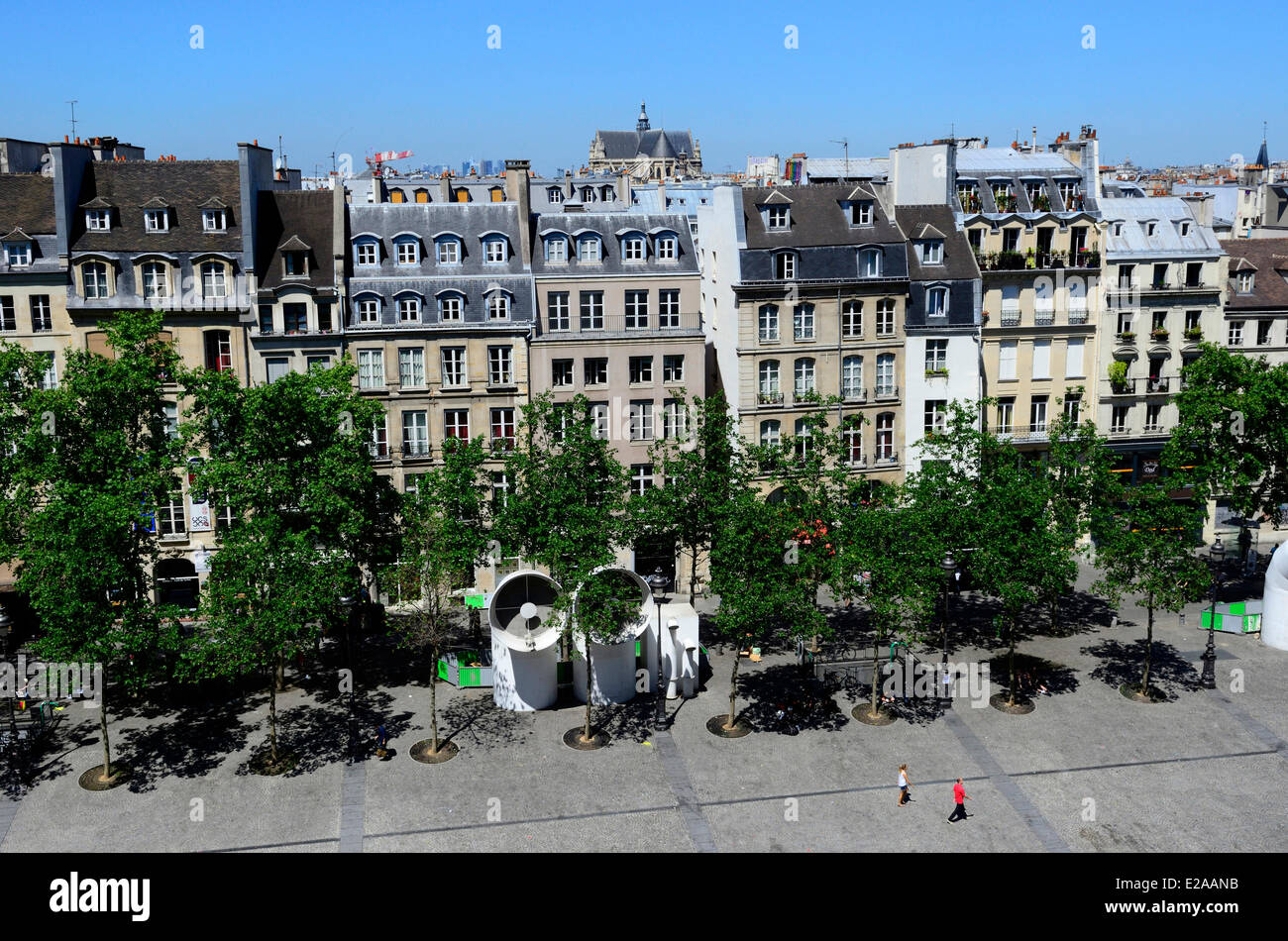 France, Paris, Centre Georges Pompidou square vu depuis une terrasse du centre conçu par les architectes Renzo Piano, Richard Banque D'Images
