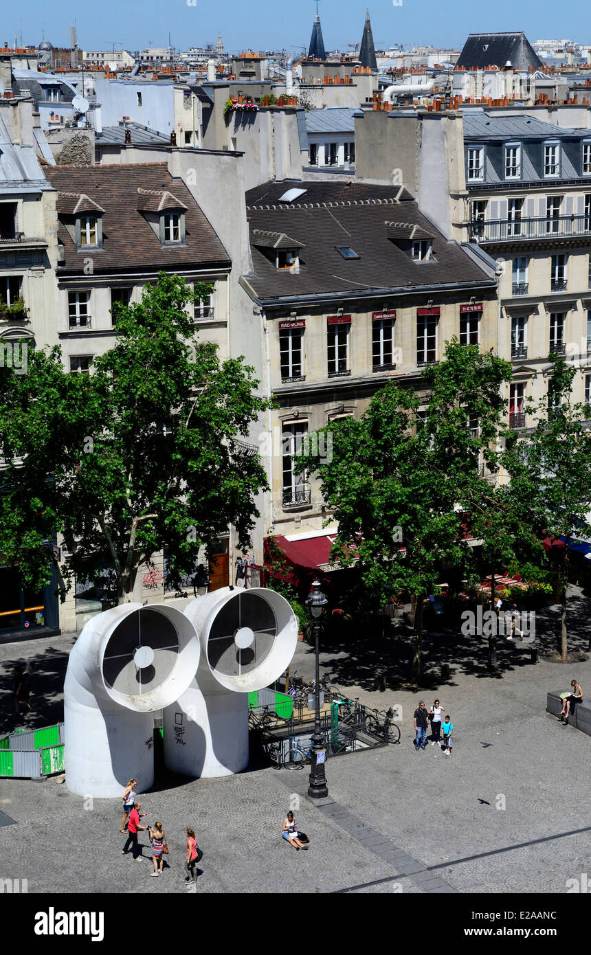 France, Paris, Centre Georges Pompidou square vu depuis une terrasse du centre conçu par les architectes Renzo Piano, Richard Banque D'Images