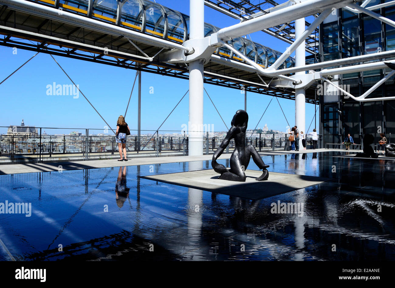 France, Paris, Centre Georges Pompidou par les architectes Renzo Piano, Richard Rogers et Gianfranco Franchini, une terrasse de la Banque D'Images