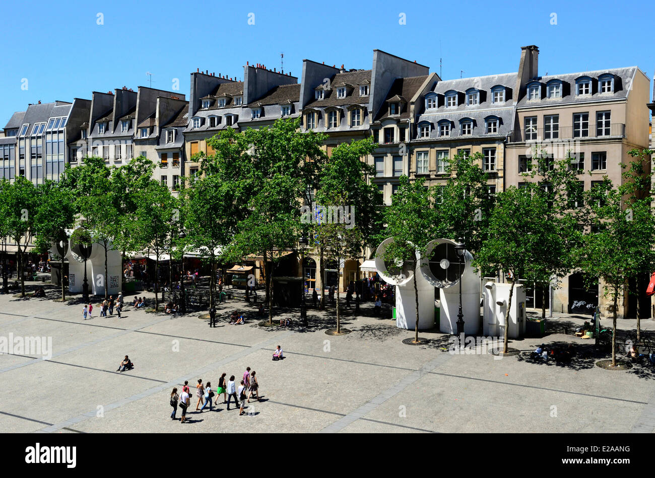 France, Paris, Centre Georges Pompidou square vu depuis une terrasse du centre conçu par les architectes Renzo Piano, Richard Banque D'Images