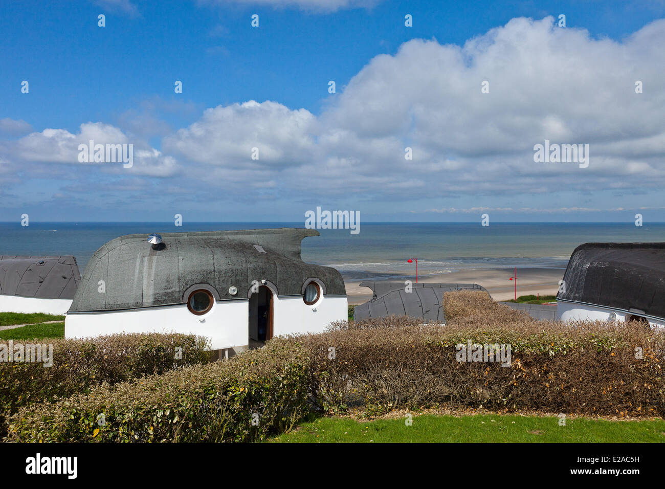 La France, Pas de Calais, l'Equihen Plage, la quille en l'air, bateau de pêche est retourné et utilisés aux fins d'habitation, de la maison traditionnelle Banque D'Images