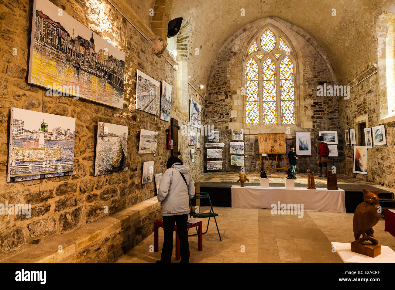 Prieuré Saint nicolas Eglise Artistique Des Sables D olonne En France, en Vendée, Les Sables d'Olonne, Prieuré Saint Nicolas art  exhibition Photo Stock - Alamy
