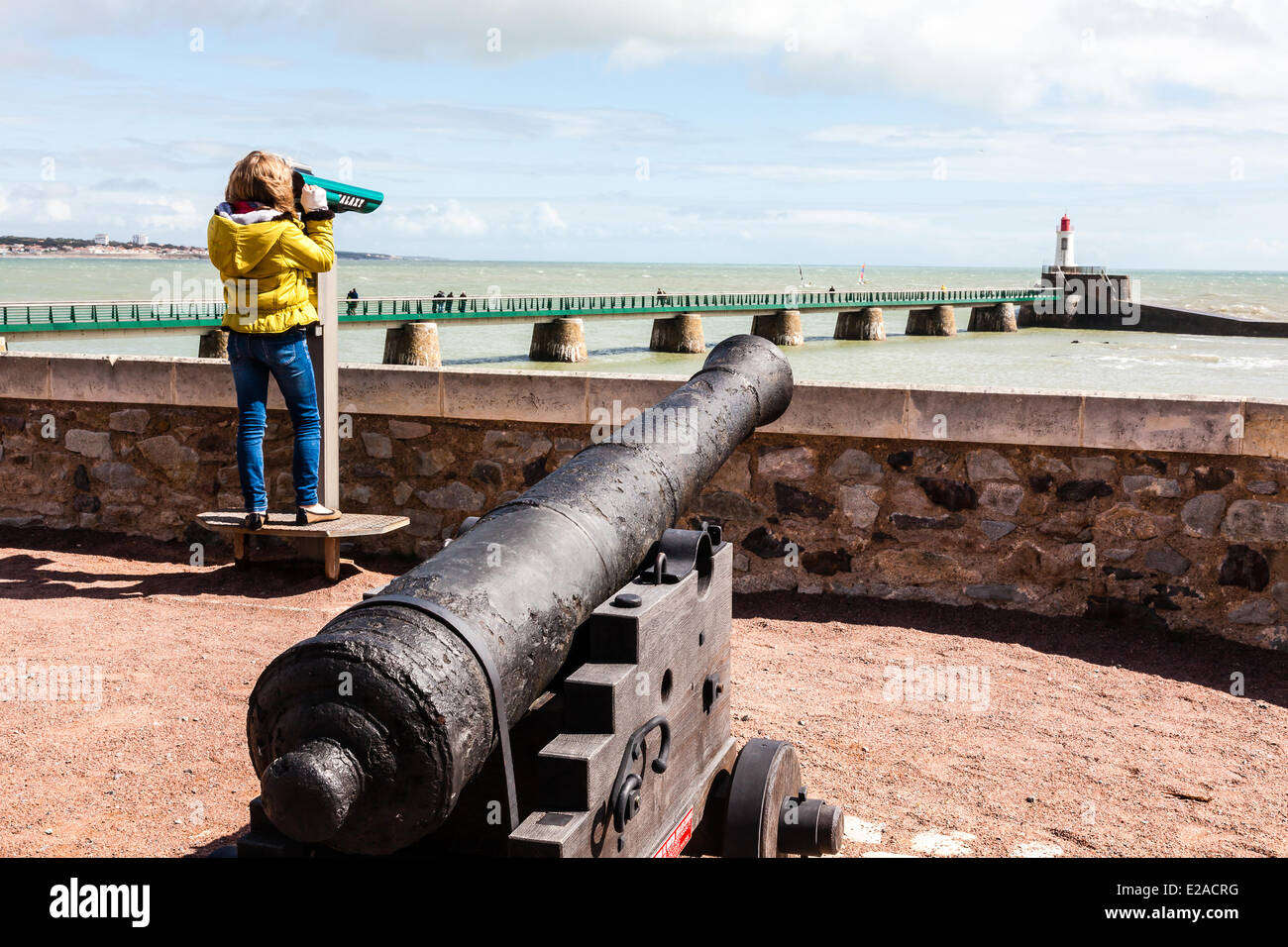 En France, en Vendée, Les Sables d'Olonne, canon face à la jetée et de l'enfant regardant la mer avec un télescope Banque D'Images