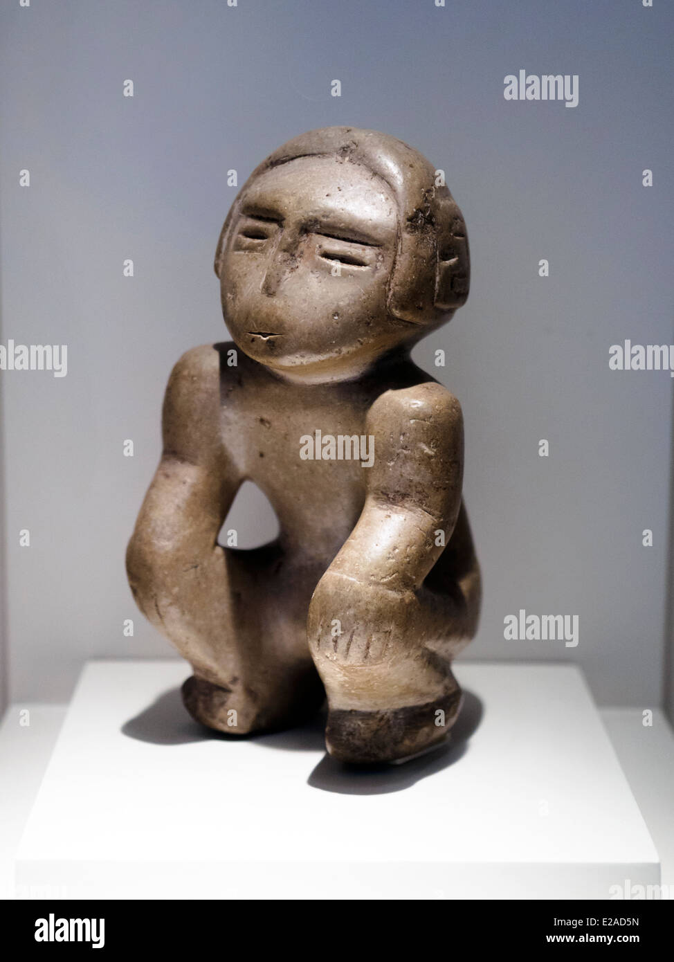 Sculpture anthropomorphe Cupinisque période formative, 1250 BC - AD 1 Museo de Arte Precolombino, Cusco - Pérou Depuis le début de la poterie, les gens ont fait des statuettes en cotizens ont joué un rôle important dans il y a des sociétés. Dans certains cas, ces personnages a été fait d'argile sans cuisson. Au cours de la période de formation, l'inscription de personnes en prévision ou à l'exécution de certaines mesures rituel a commencé à augmenter. De plus, les sculptures de prêtre ou de dirigeants politiques de sociétés influentes serait portrayes. Simultanément, les matériaux utilisés dans ces représentations aussi bec Banque D'Images