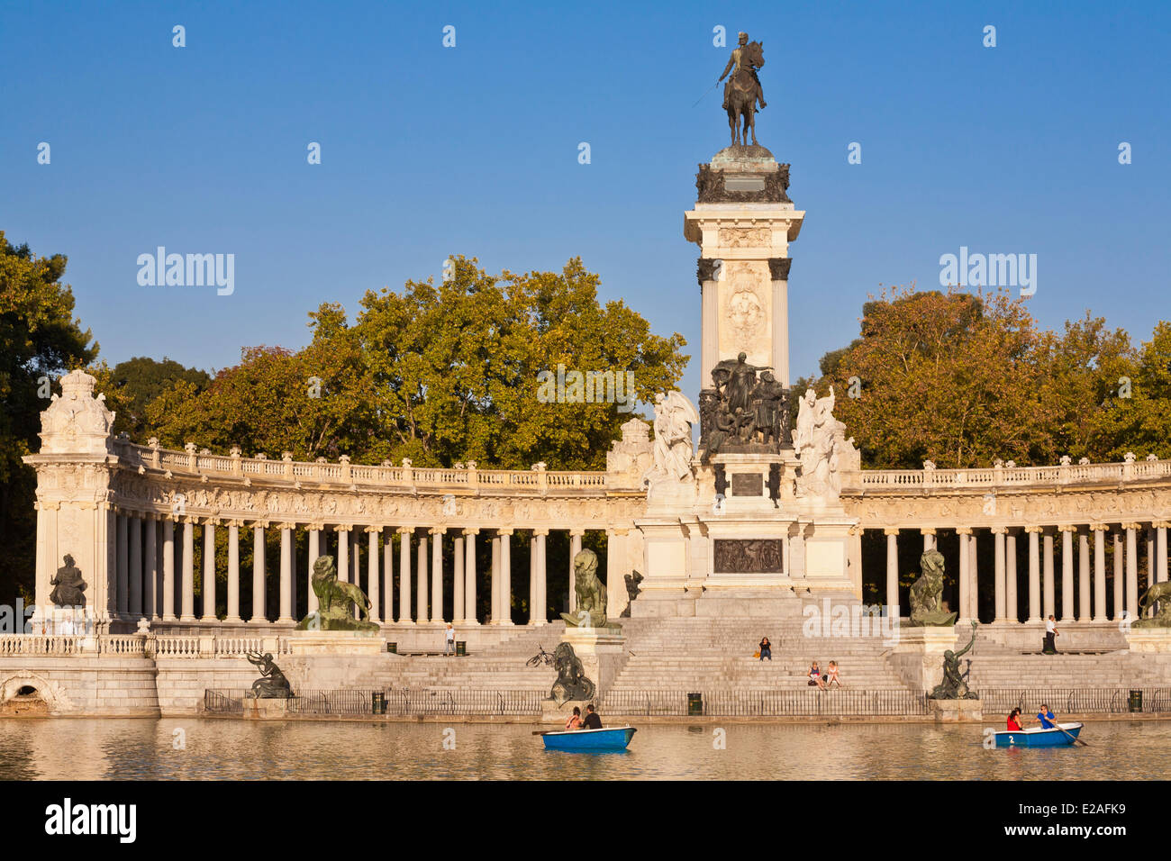 Espagne, Madrid, parc du Retiro créé au 17ème siècle, étang avec un monument à Alfonso XII par l'architecte José Grases Riera et Banque D'Images