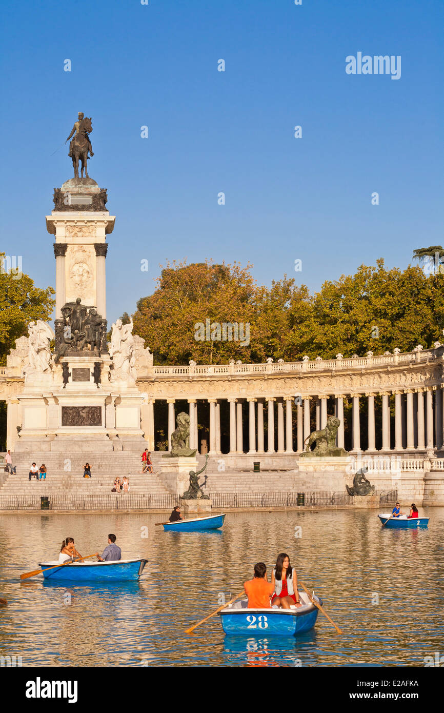 Espagne, Madrid, parc du Retiro créé au 17ème siècle, étang avec un monument à Alfonso XII par l'architecte José Grases Riera et Banque D'Images