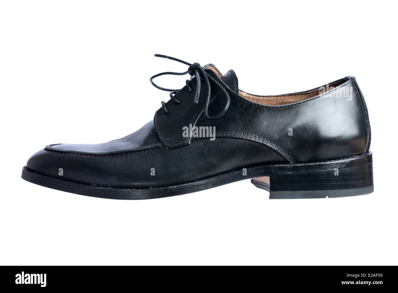Chaussure en cuir noir isolé sur fond blanc Banque D'Images