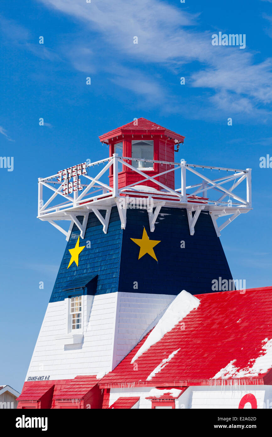 Canada, Nouveau-Brunswick Province, Grande Anse, le phare peint aux couleurs du drapeau de l'Acadie Banque D'Images