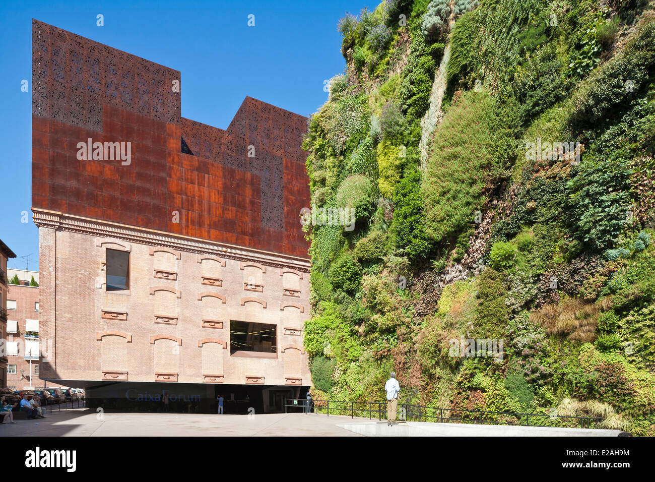 Espagne, Madrid, centre culturel CaixaForum, parrainé par la banque Caixa et situé dans une ancienne usine rénovée par Herzog & de Banque D'Images