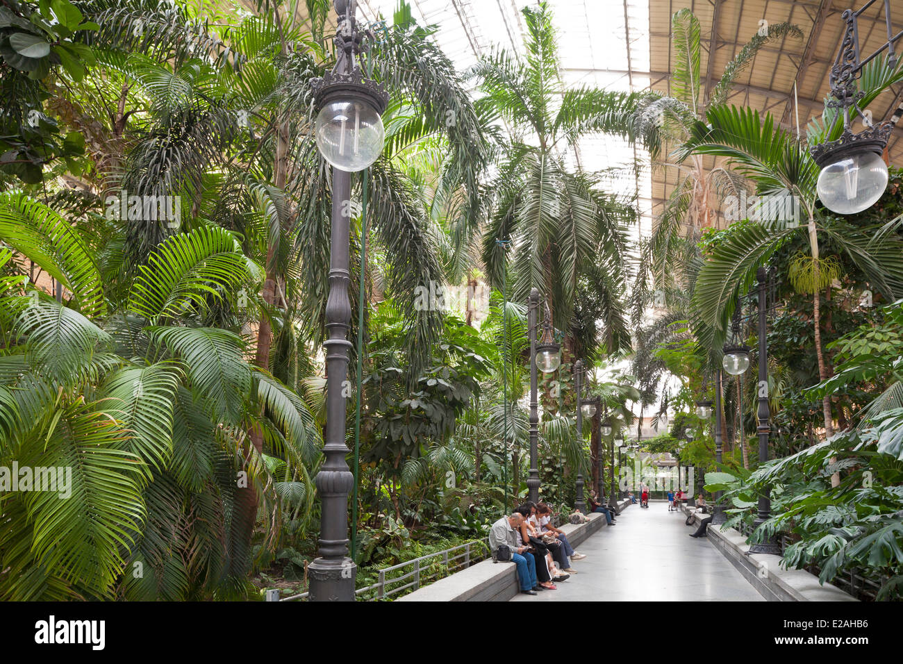 Espagne, Madrid, Atocha gare de la fin du xixe siècle lorsqu'en 1992 l'architecte Raphael Moneo installe un jardin de 4 000 m² avec Banque D'Images