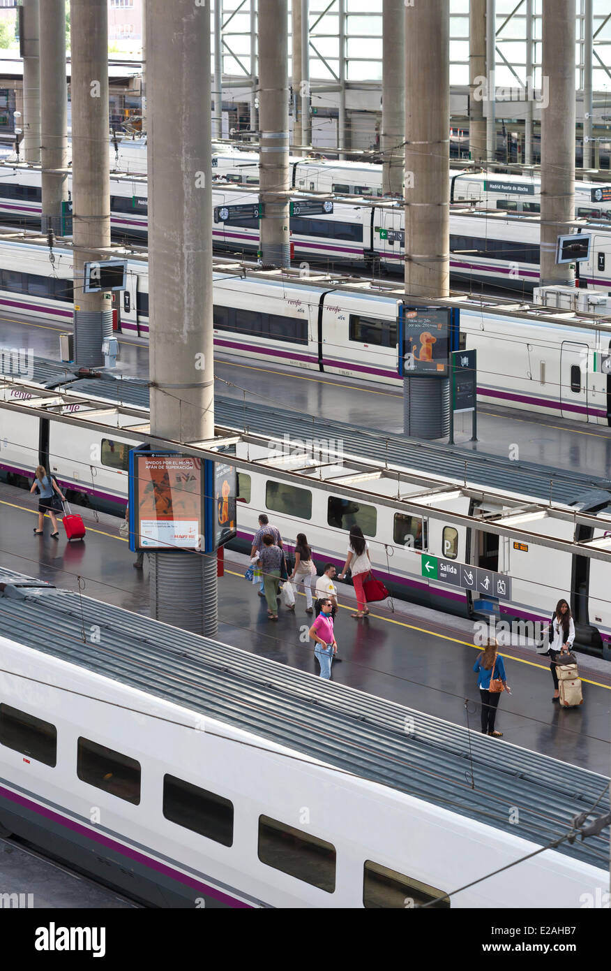 Espagne, Madrid, Atocha station, la plus grande station du pays, les trains à quai Banque D'Images