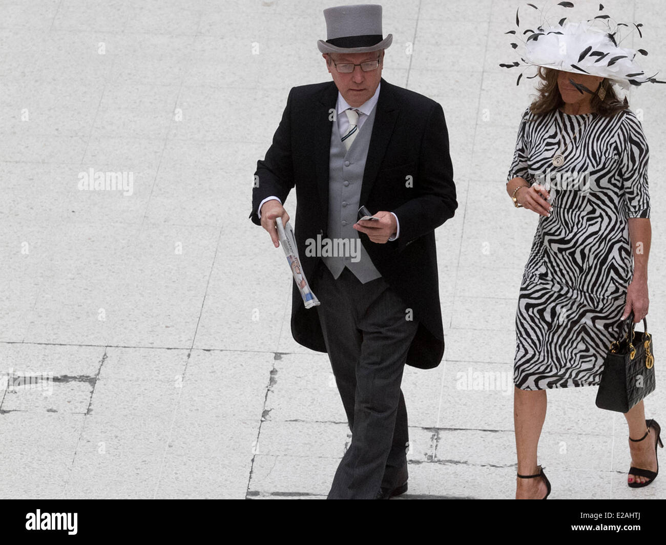 Londres, Royaume-Uni. 18 Juin, 2014. La gare de Waterloo à Racegoers Londres préparent un voyage à Royal Ascot race meeting Crédit : amer ghazzal/Alamy Live News Banque D'Images