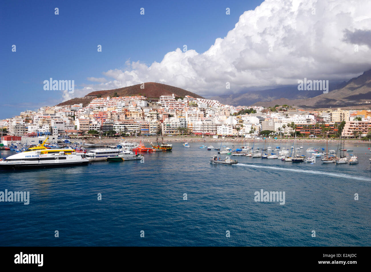 L'Espagne, Iles Canaries, Tenerife, Los Cristianos, bateaux du port et de la plage Banque D'Images