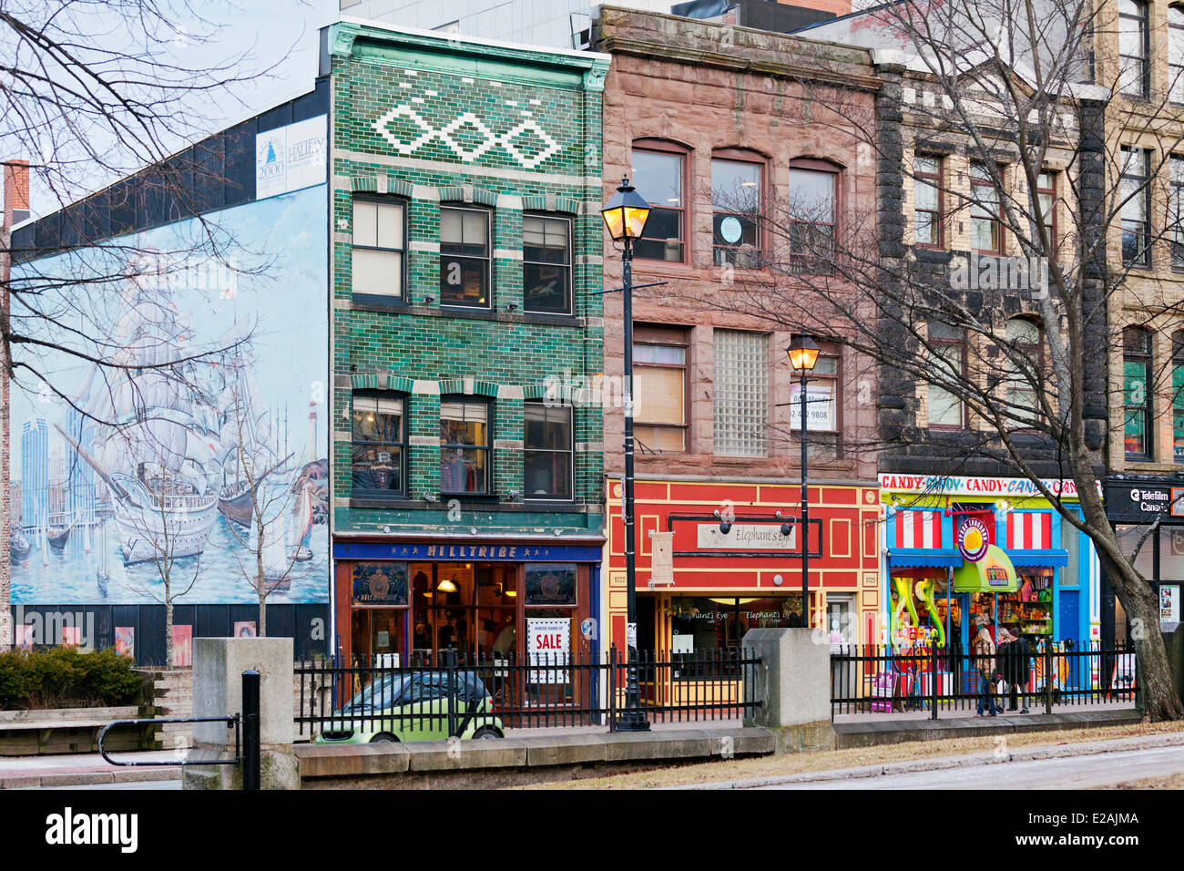Le Canada, la Nouvelle-Écosse, Halifax, centre-ville, rue Barrington et ses boutiques colorées Banque D'Images