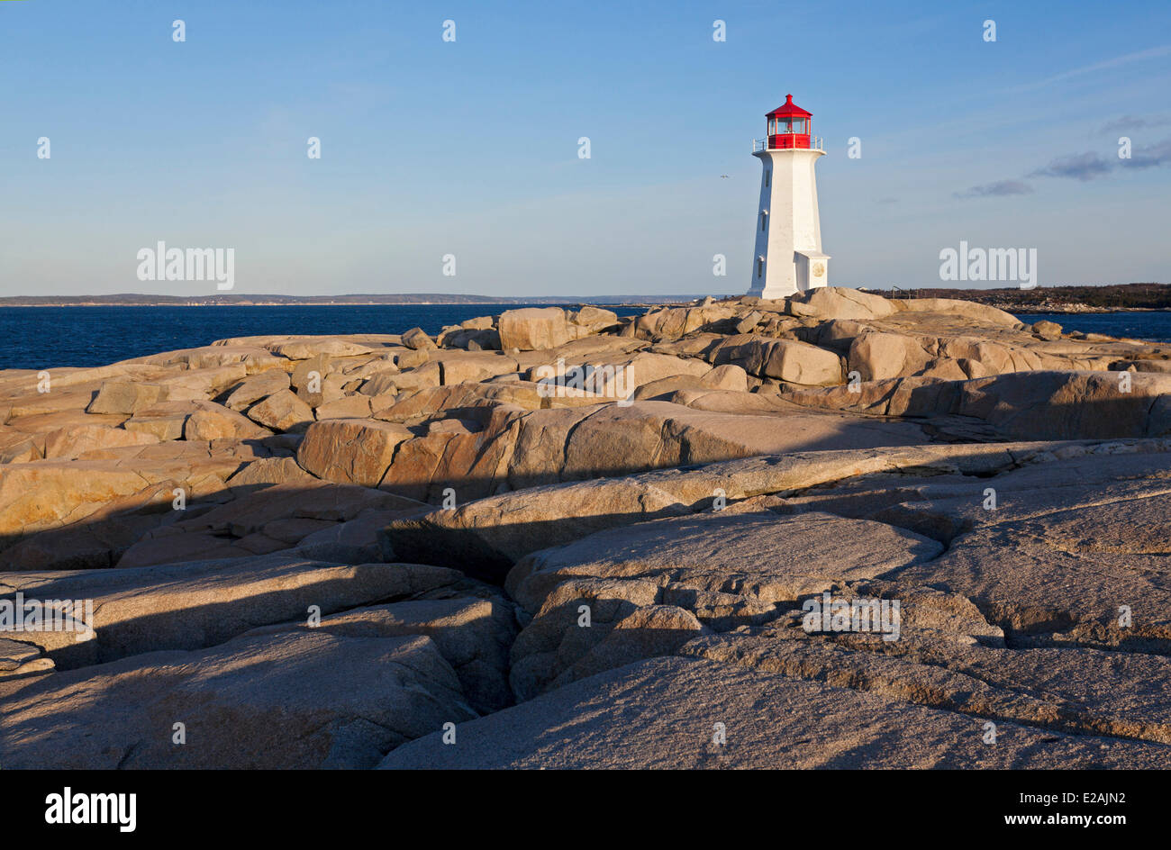Le Canada, la Nouvelle-Écosse, le phare de Peggy's Cove Road, et son célèbre phare Banque D'Images