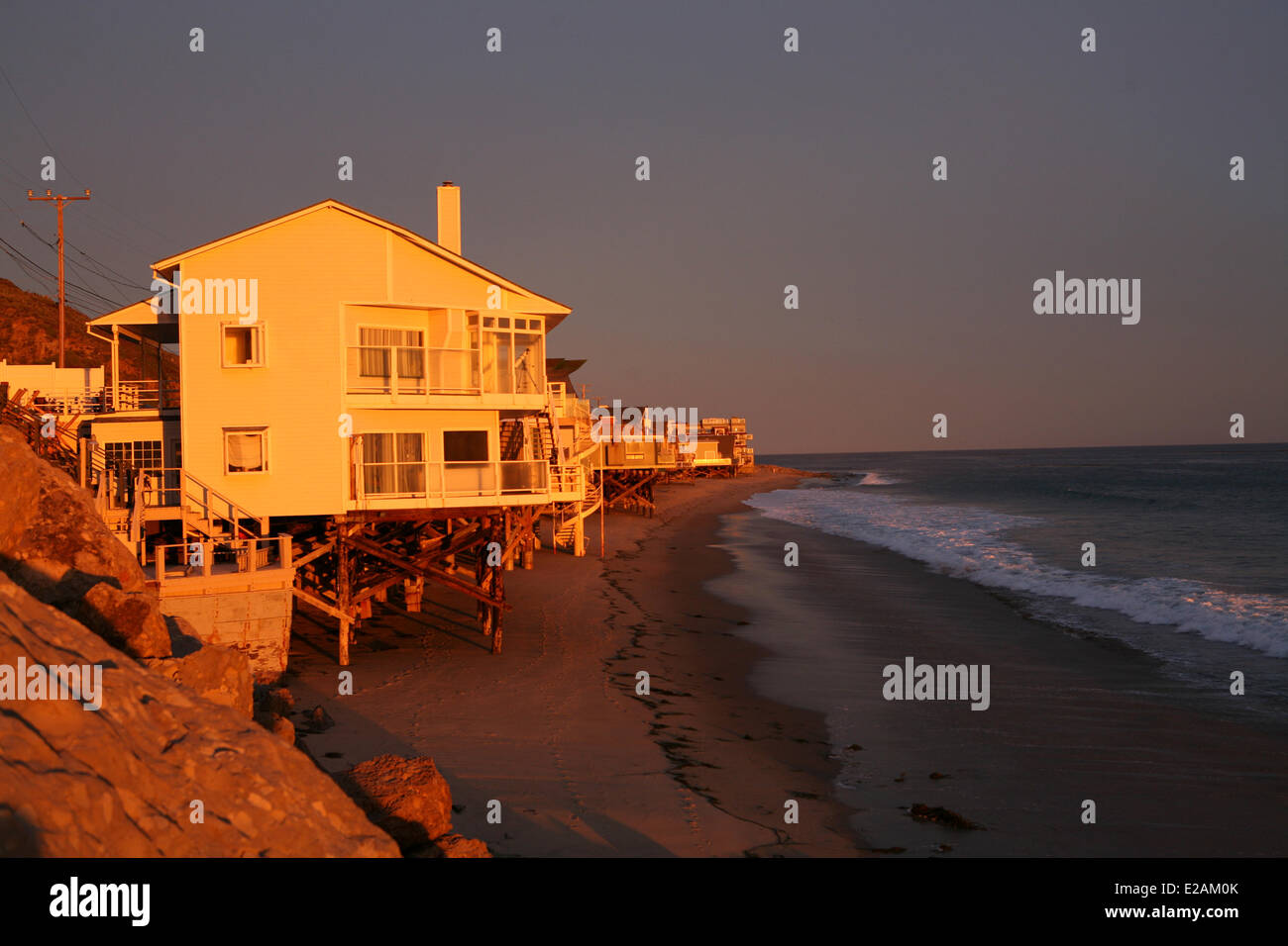 United States, California, Los Angeles, Malibu, coucher de soleil sur la plage, maisons Banque D'Images