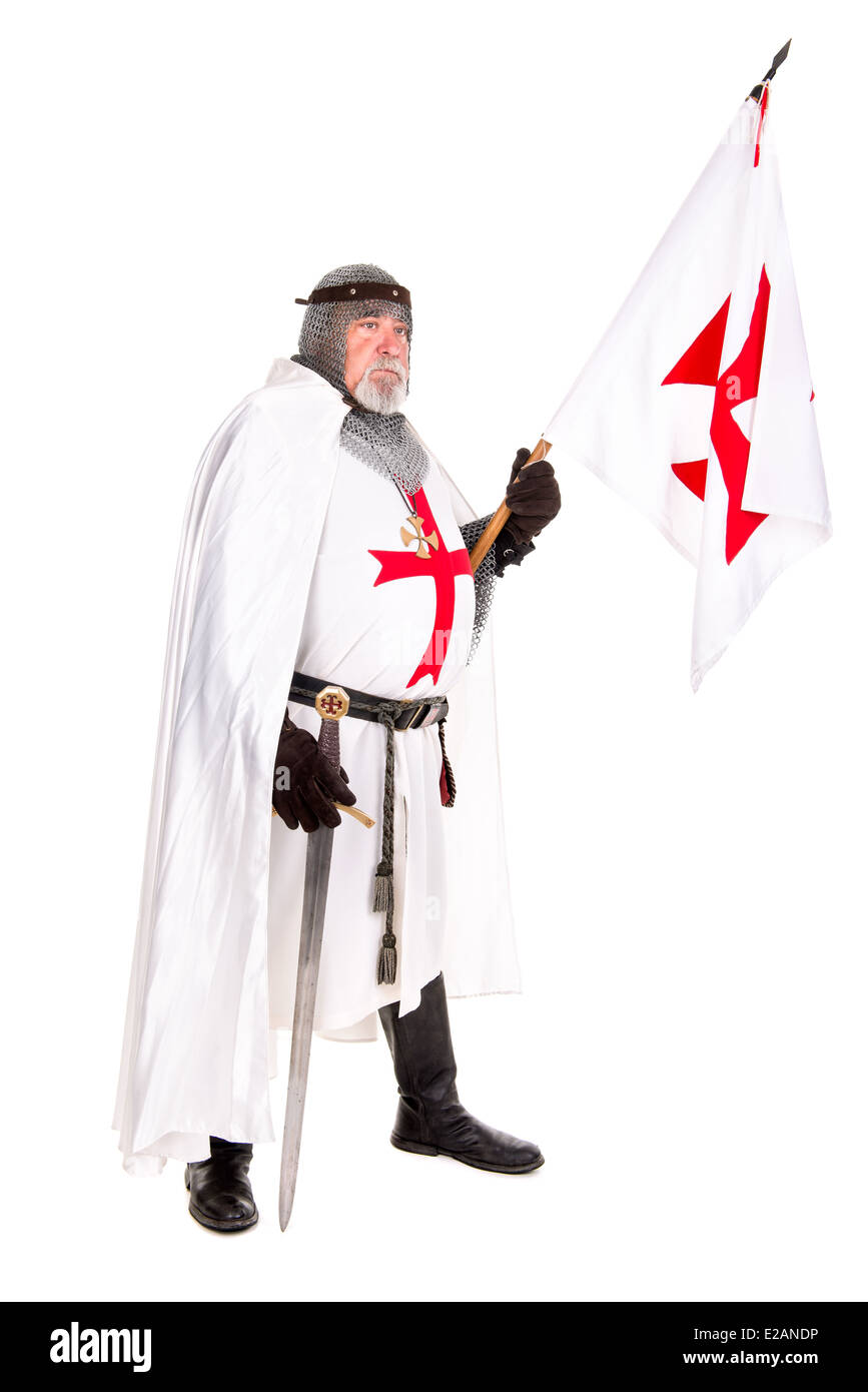 Templier posant avec épée et d'un drapeau blanc en isolé Banque D'Images