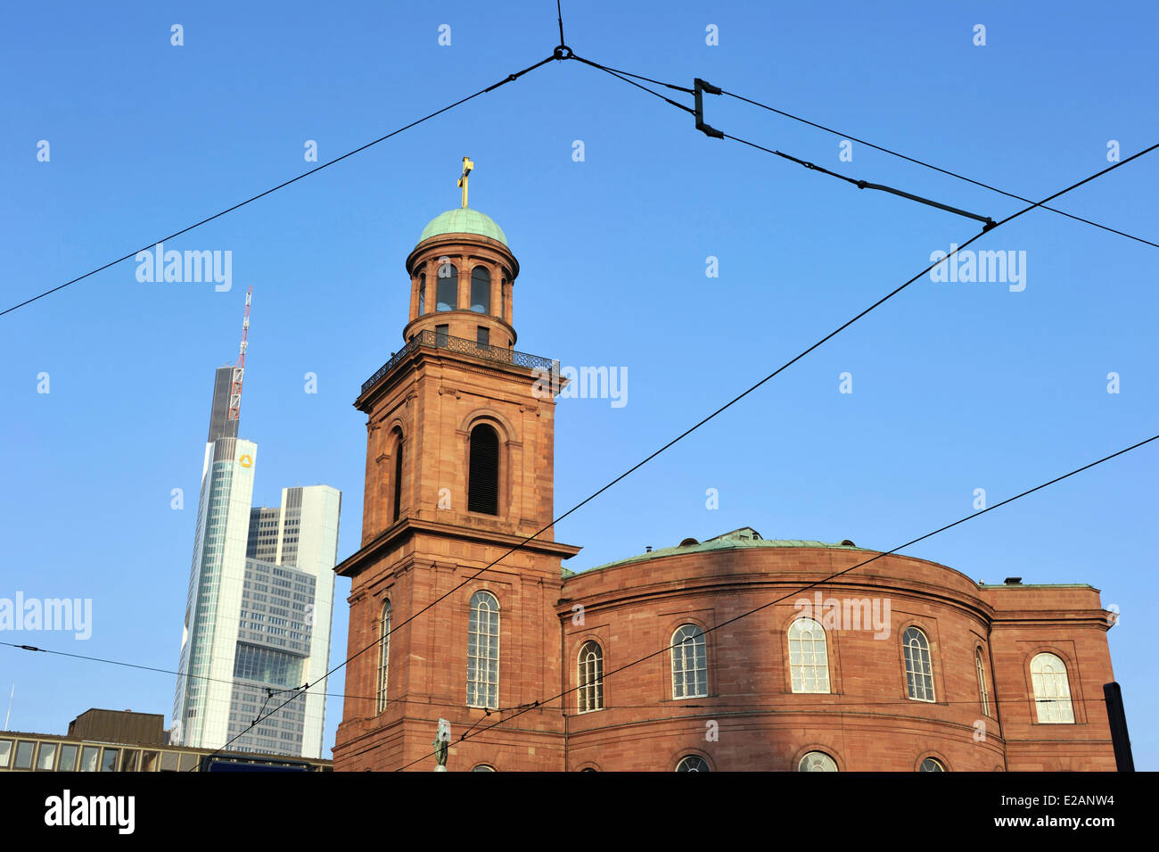 Allemagne, Hesse, Frankfurt am Main, tour de la Commerzbank et de la Paulskirche Banque D'Images