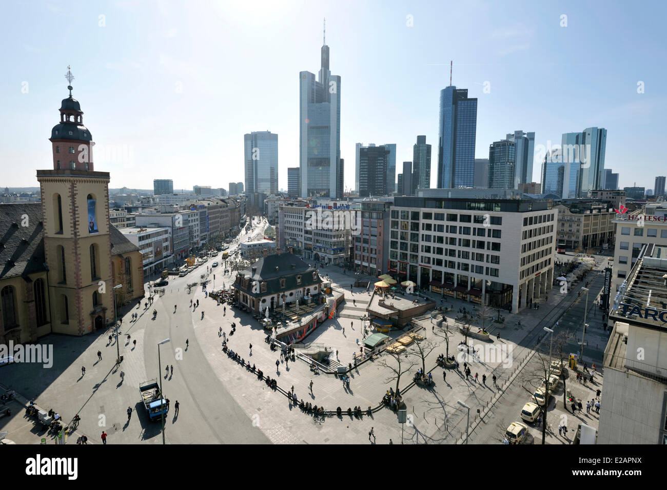 Allemagne, Hesse, Frankfurt am Main, Hauptwache et Katharinenkirche avec gratte-ciel en arrière-plan Banque D'Images
