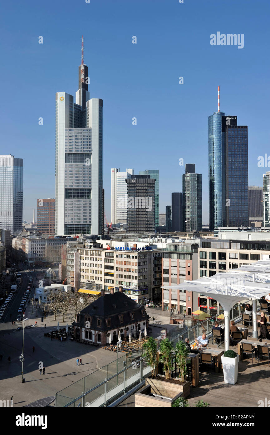 Allemagne, Hesse, Frankfurt am Main, Hauptwache avec gratte-ciel en arrière-plan Banque D'Images
