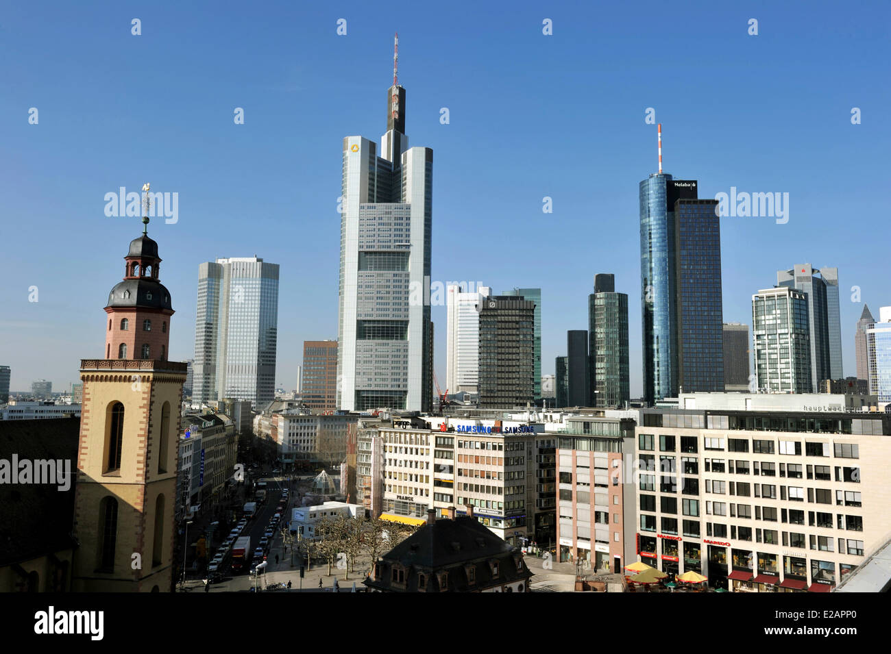 Allemagne, Hesse, Frankfurt am Main, Hauptwache et Katharinenkirche avec gratte-ciel en arrière-plan Banque D'Images