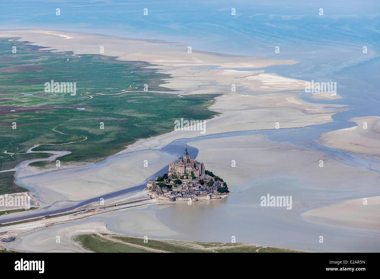 France, Manche, Baie du Mont Saint Michel, classé au Patrimoine Mondial par l'UNESCO, le Mont Saint Michel (vue aérienne) Banque D'Images