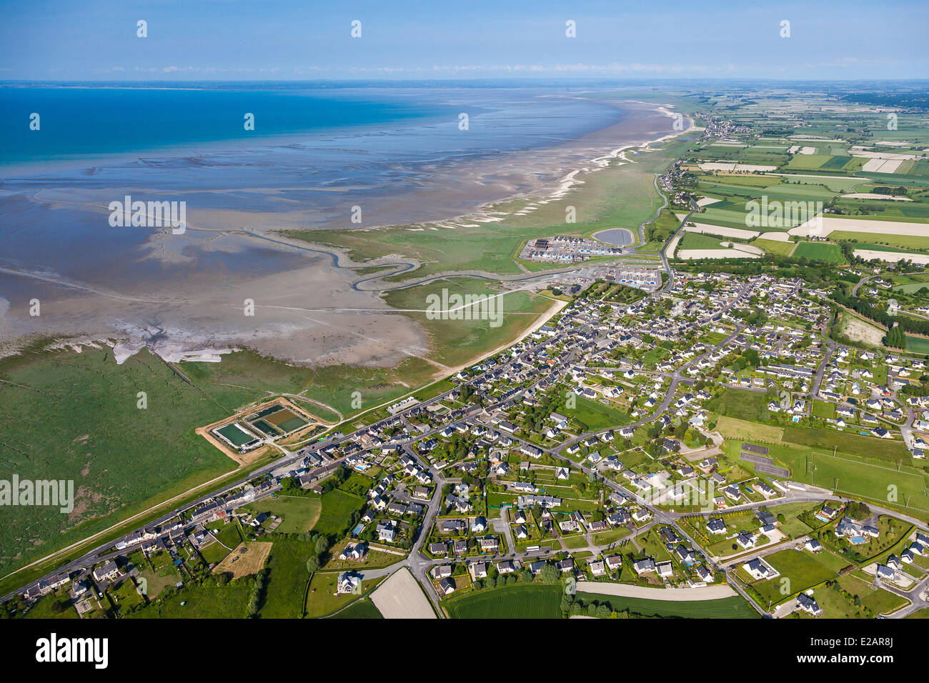 La France, de l'Ille et Vilaine, le Vivier-sur-Mer, le village avant de la baie du Mont Saint Michel (vue aérienne) Banque D'Images