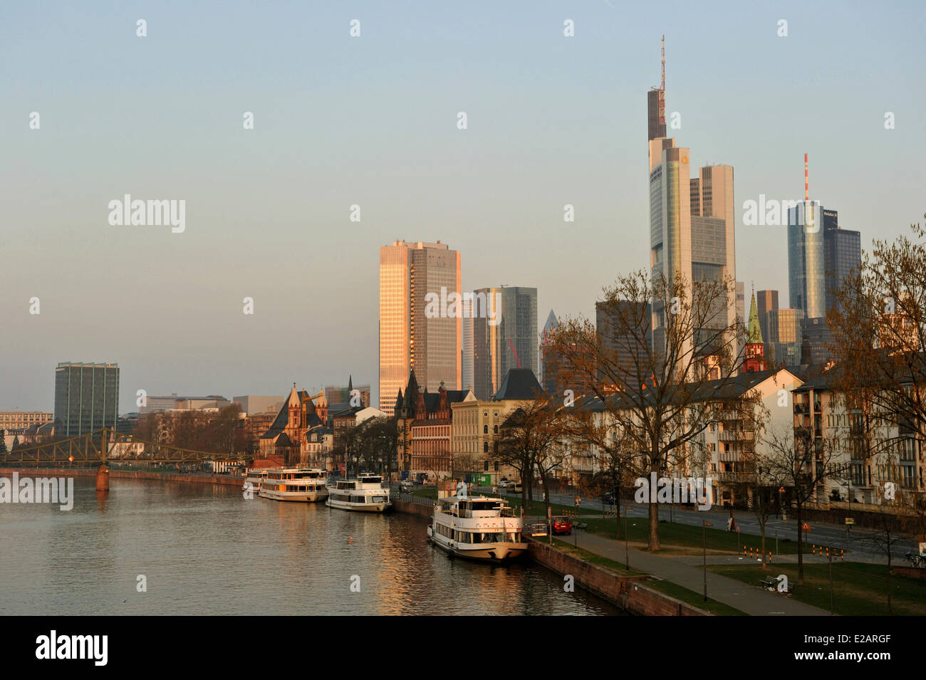Allemagne, Hesse, Frankfurt am Main, rives de la rivière Main et skyline Banque D'Images