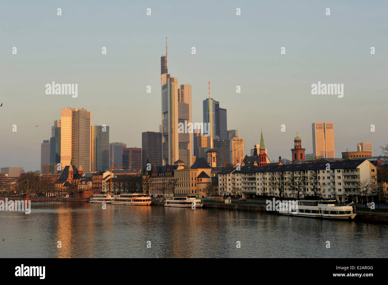 Allemagne, Hesse, Frankfurt am Main, vue sur rivière Main avec skyline Banque D'Images