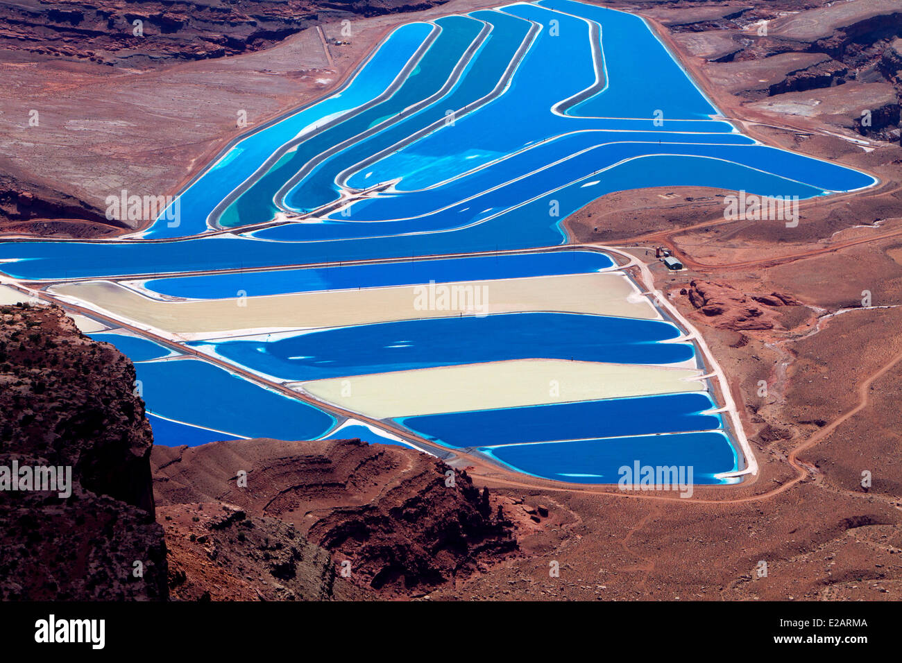 États-unis, Utah, Moab, Cane Creek Mine de potasse, les étangs d'évaporation de Cobalt, un colorant bleu est ajouté à l'eau pour aider l'absorption Banque D'Images