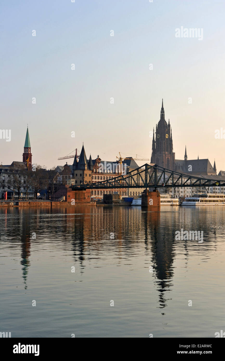 Allemagne, Hesse, Frankfurt am Main, vue sur rivière Main avec cathedral Banque D'Images