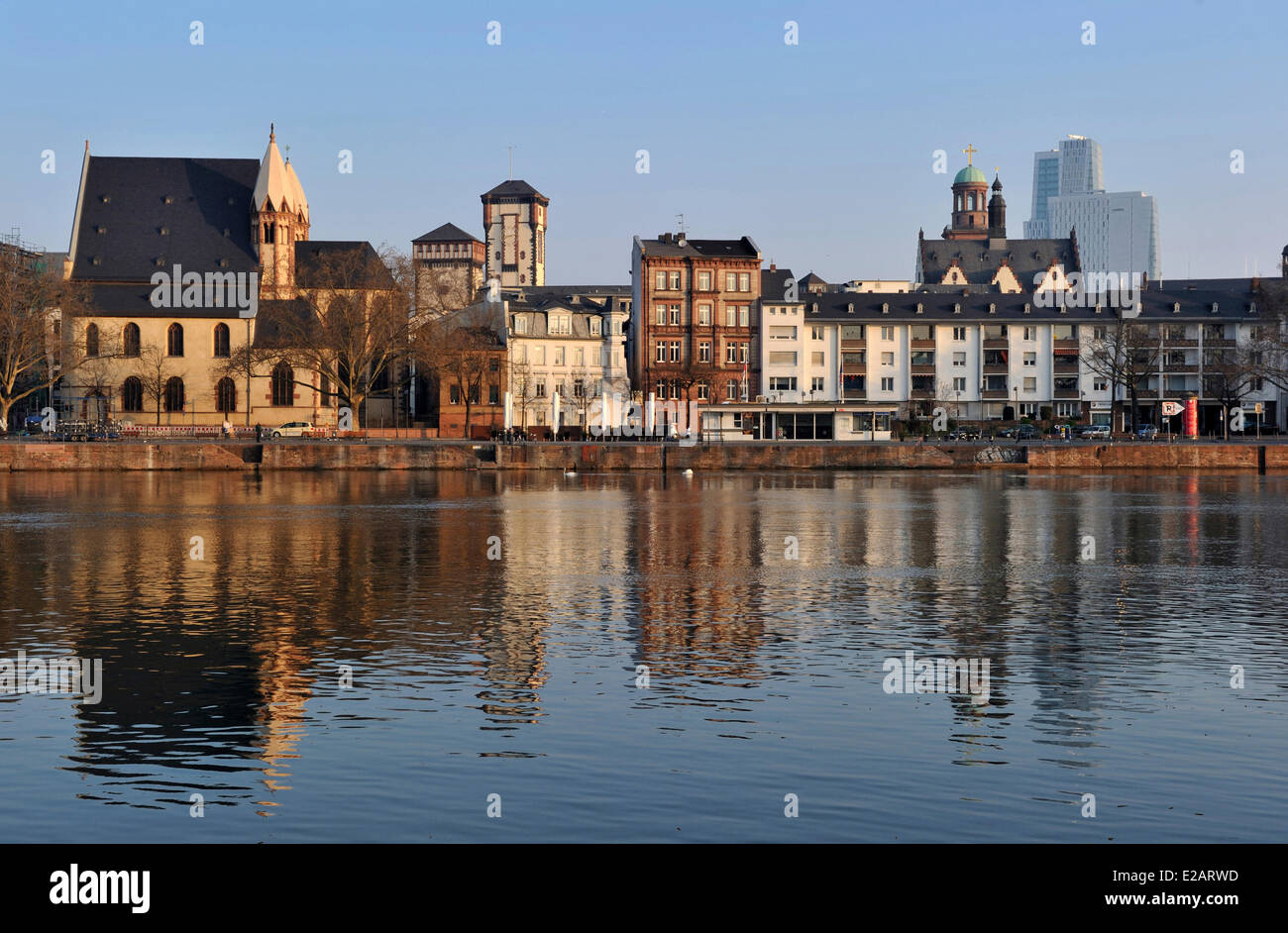 Allemagne, Hesse, Frankfurt am Main, les berges de la rivière Main avec St-Leonhartskirche Banque D'Images